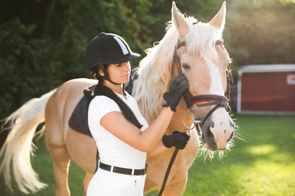 Die perfekte Vereinskleidung für den Reitstall finden und bedrucken lassen