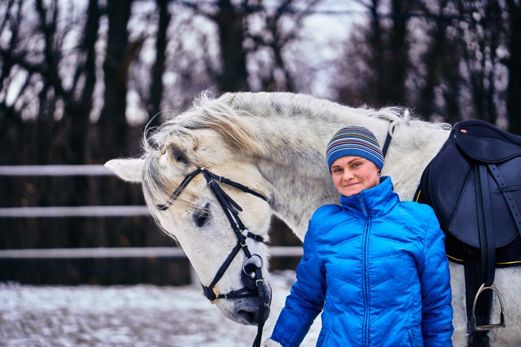 Winterausrüstung für Reiter*innen: Reitkleidung, Stiefel & mehr