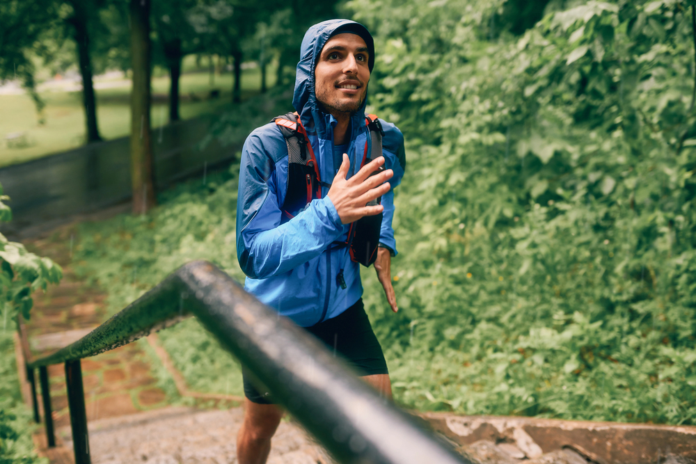 welche-laufbekleidung-regen-tragen