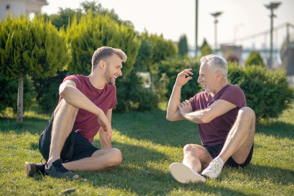 Generationenbrücken durch Sport bauen – Wie Baby Boomer und Gen Z gemeinsam trainieren